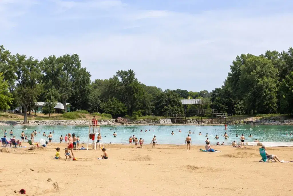 Centennial Beach en Naperville durante verano 2026 con visitantes y áreas recreativas familiares