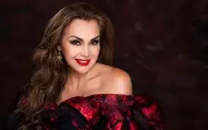 Aida Cuevas durante concierto en Chicago por sus 50 años de trayectoria en la música mexicana y cultura latina