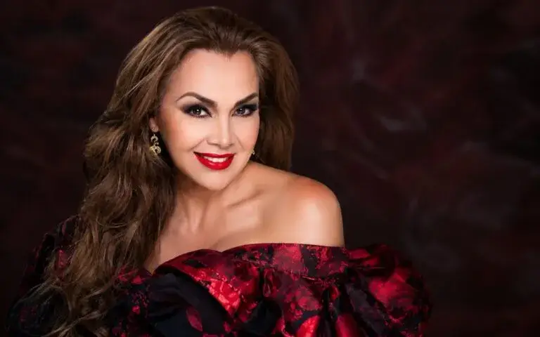 Aida Cuevas durante concierto en Chicago por sus 50 años de trayectoria en la música mexicana y cultura latina