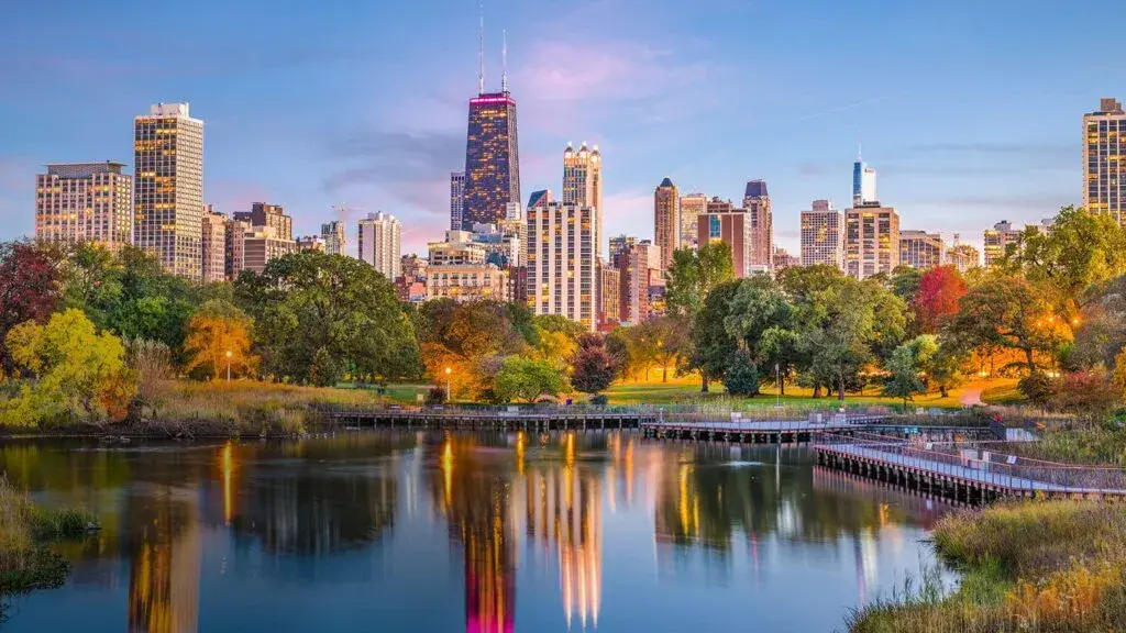 Rascacielos en Chicago iluminando el skyline urbano junto al Lago Michigan