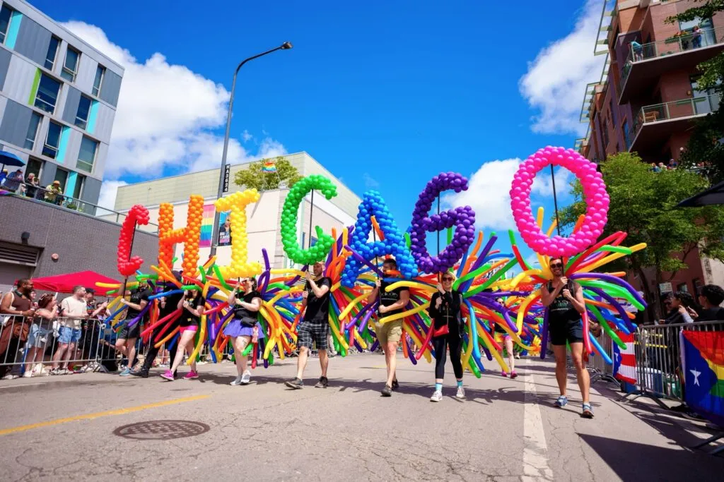 Celebraciones del Chicago Pride 2026 con calles llenas de banderas y ambiente festivo LGBTQ+