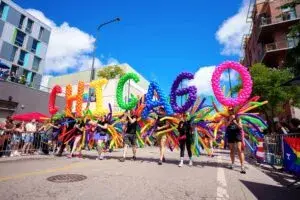 Celebraciones del Chicago Pride 2026 con calles llenas de banderas y ambiente festivo LGBTQ+