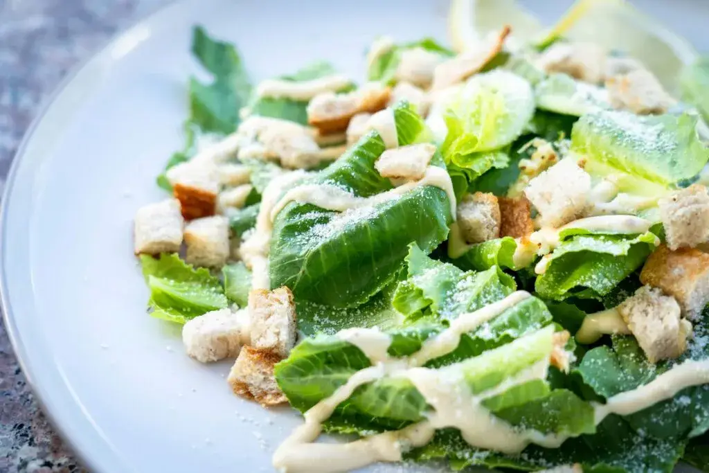 Ensalada César gourmet en restaurante moderno de Chicago con propuesta gastronómica innovadora