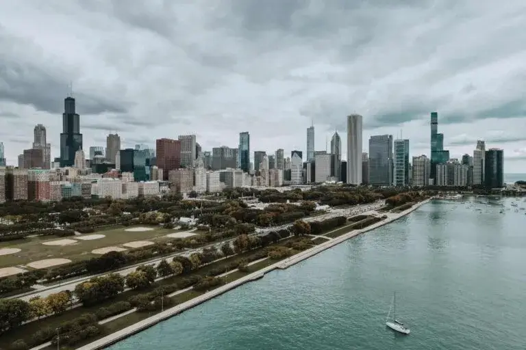 Clima en Chicago con lluvias y bajas temperaturas durante una jornada nublada en Illinois