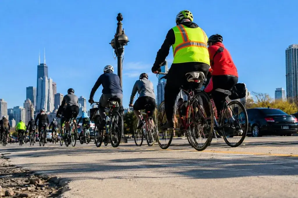 Ciclistas participan en rodada por la seguridad vial en Chicago y movilidad sostenible urbana
