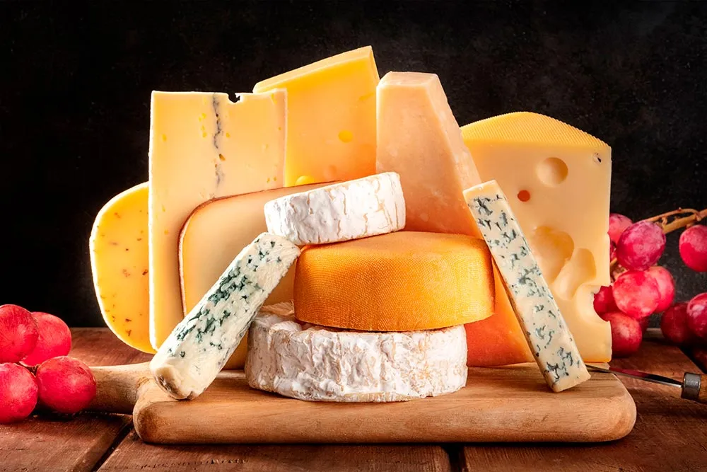 Comprar queso en Chicago dentro de mercado gourmet con productos artesanales y europeos