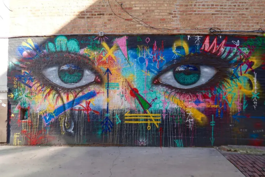 Arte urbano en Chicago con murales y grafitis inspirados en el estilo visual de Banksy