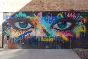 Arte urbano en Chicago con murales y grafitis inspirados en el estilo visual de Banksy