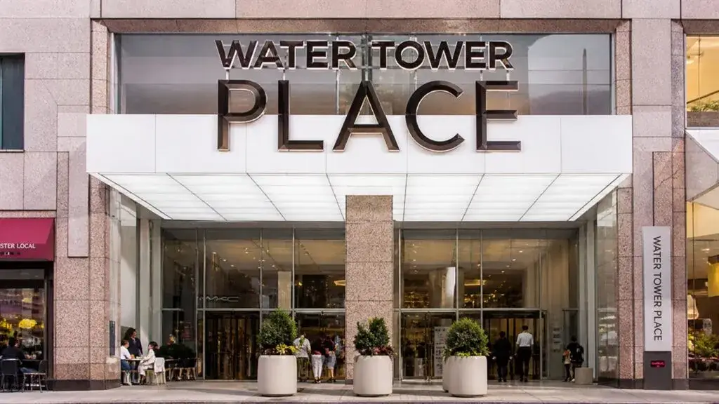 Renovación de Water Tower Place en Chicago con nuevas experiencias comerciales y entretenimiento moderno