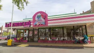 Elotes en Chicago preparados con queso, chile y sabores mexicanos tradicionales en ambiente urbano