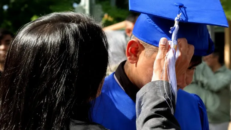 Ricardo Hernández durante su graduación en Chicago tras meses bajo custodia de ICE en Illinois