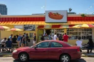 Jim’s Original Chicago mantendrá su tradición gastronómica tras mudarse cerca de la UIC en 2026