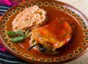 Chiles rellenos en Chicago servidos en restaurante mexicano con presentación tradicional y ambiente moderno