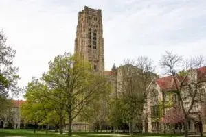 Estudiantes en campus universitario de Chicago tras anuncio de matrícula gratuita para familias de ingresos limitados