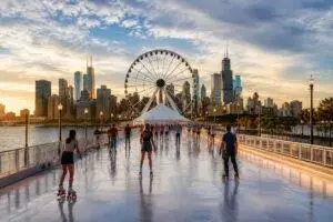 Pista retro en Navy Pier con vistas al lago Michigan y ambiente familiar en Chicago