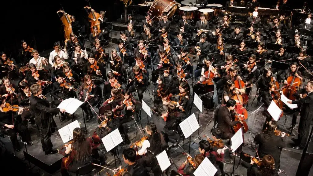 Chicago Youth Symphony durante un concierto juvenil en Illinois con músicos jóvenes y ambiente cultural contemporáneo