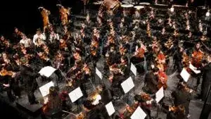 Chicago Youth Symphony durante un concierto juvenil en Illinois con músicos jóvenes y ambiente cultural contemporáneo