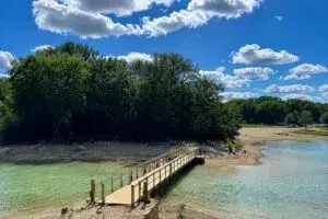 Pearl Lake en Illinois con playas y actividades acuáticas cerca de Chicago durante el verano