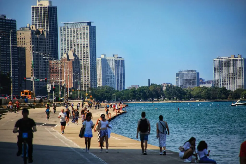 Playas de Chicago con fuertes olas y ambiente turístico en el lago Michigan durante el inicio de temporada
