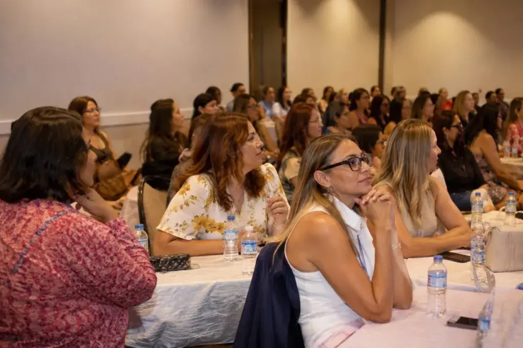 Mujeres latinas fortalecen negocios y liderazgo en Chicago durante evento empresarial y networking comunitario