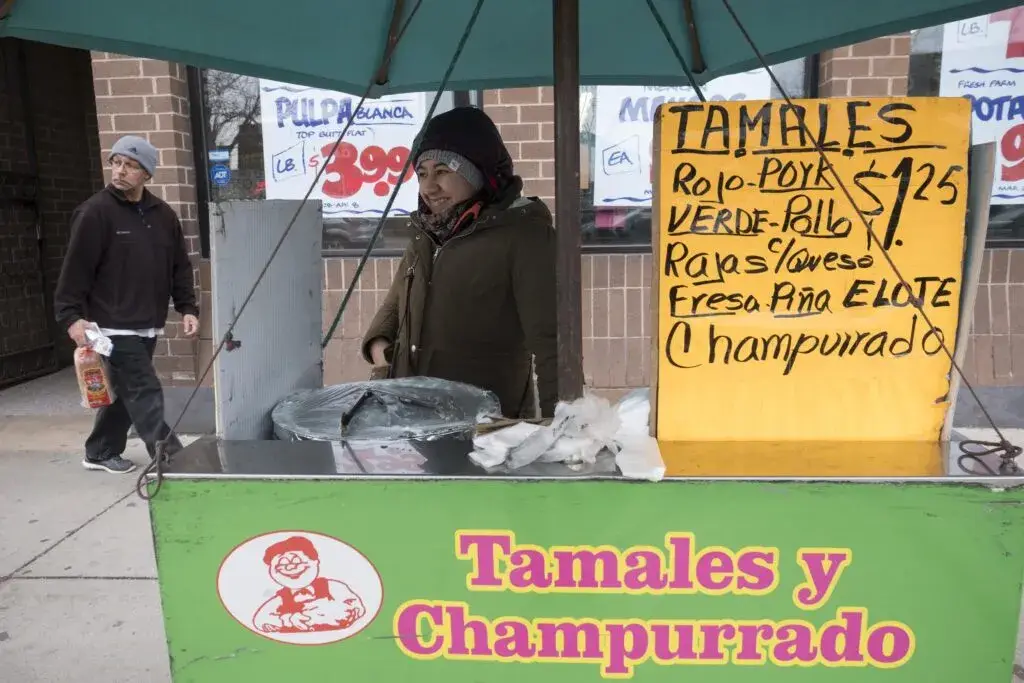 Tamales en Chicago preparados en restaurante mexicano tradicional dentro de barrios latinos populares