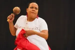 Bailarinas de bomba puertorriqueña durante presentación cultural latina en el Festival Sueños de Chicago