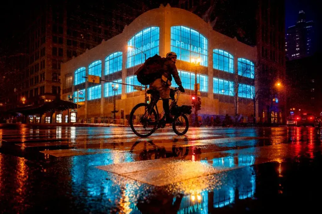 Chicago en movimiento con transporte moderno, crecimiento urbano y cultura latina activa en la economía localChicago en movimiento con transporte moderno, crecimiento urbano y cultura latina activa en la economía local