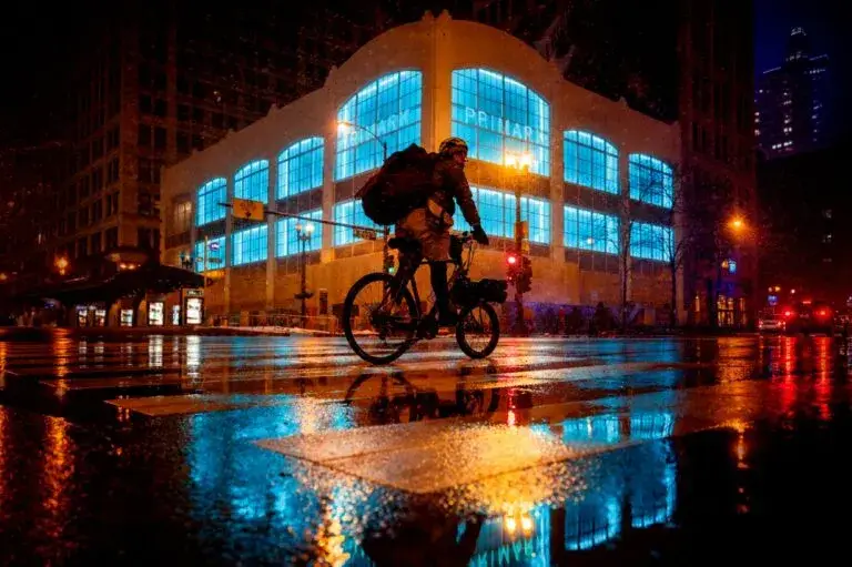 Chicago en movimiento con transporte moderno, crecimiento urbano y cultura latina activa en la economía localChicago en movimiento con transporte moderno, crecimiento urbano y cultura latina activa en la economía local
