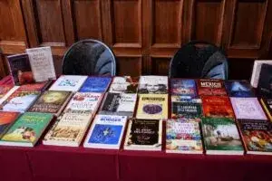 Asistentes recorren la Feria del Libro UNAM en Chicago durante un evento cultural latino en Estados Unidos