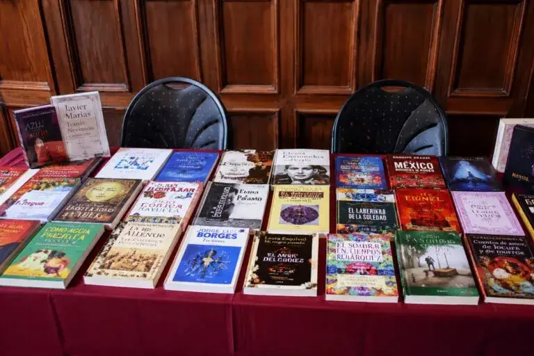 Asistentes recorren la Feria del Libro UNAM en Chicago durante un evento cultural latino en Estados Unidos