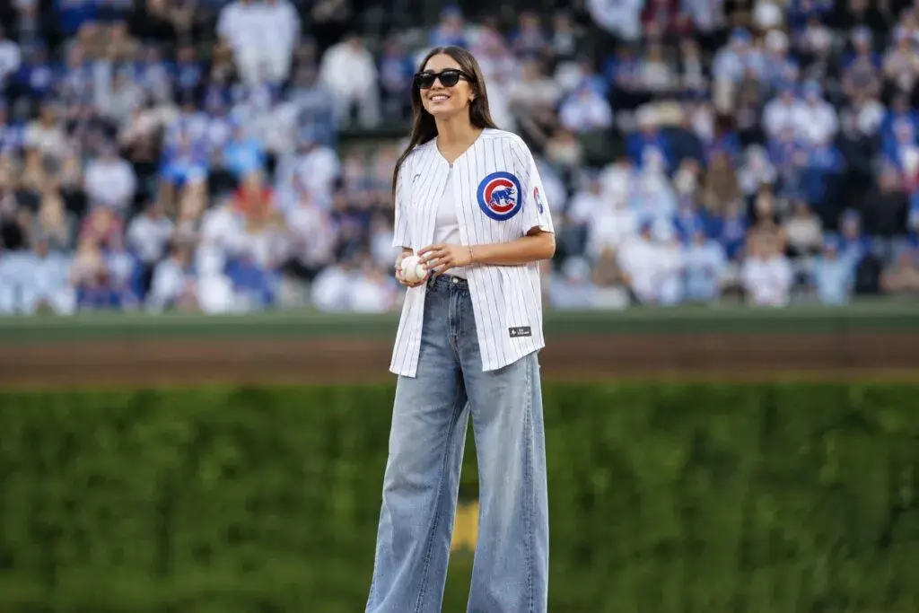 Gabriela Jáquez participa en lanzamiento ceremonial con Chicago Cubs en Chicago ante comunidad latina