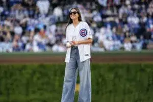 Gabriela Jáquez participa en lanzamiento ceremonial con Chicago Cubs en Chicago ante comunidad latina