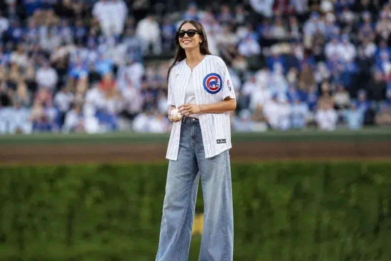 Gabriela Jáquez participa en lanzamiento ceremonial con Chicago Cubs en Chicago ante comunidad latina