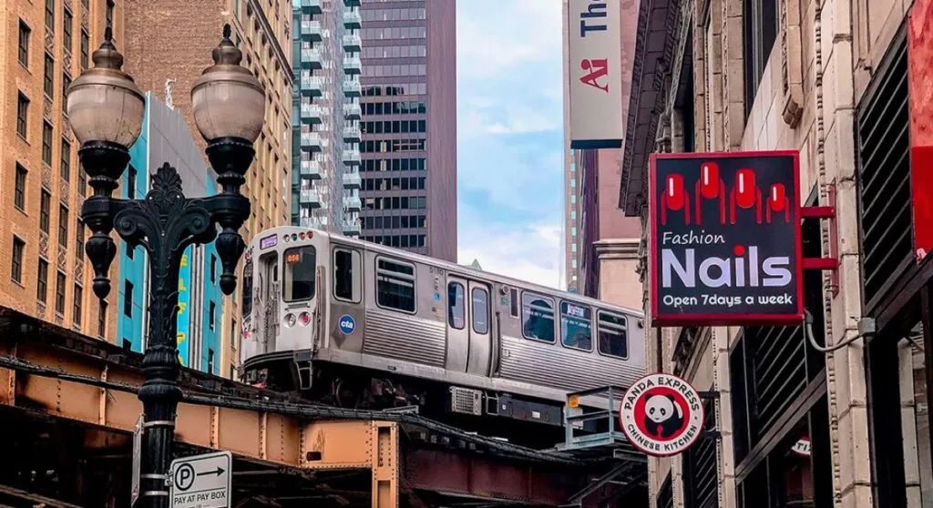 Metro de Chicago recorriendo las vías elevadas del centro de la ciudad