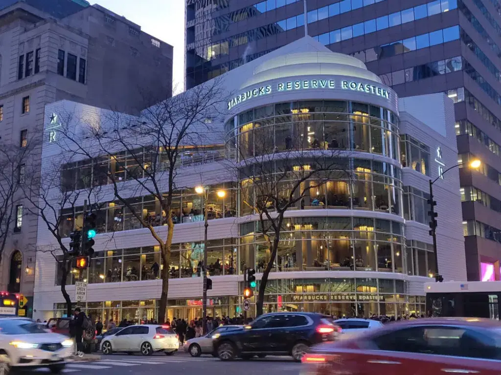 Starbucks Reserve Chicago con diseño de lujo y experiencia gourmet de café