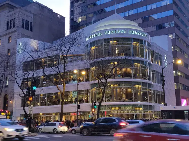 Starbucks Reserve Chicago con diseño de lujo y experiencia gourmet de café