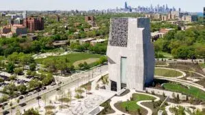 Vista del Obama Presidential Center en Chicago rodeado de áreas verdes y espacios comunitarios