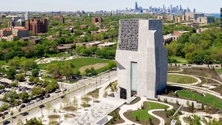 Vista del Obama Presidential Center en Chicago rodeado de áreas verdes y espacios comunitarios