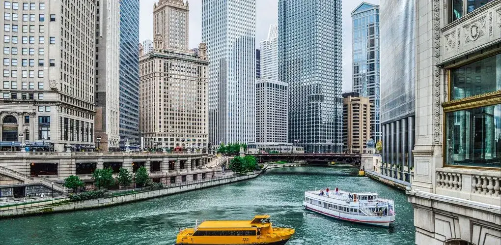 Skyline de Chicago con sus rascacielos icónicos y su legado como una de las ciudades más innovadoras del mundo.