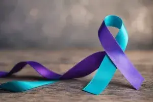 Capacitación gratuita en Chicago para la prevención de sobredosis y suicidio con participación comunitaria.