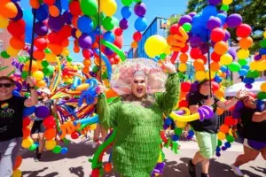Participantes del Pride Chicago recorriendo las calles durante el desfile anual del Orgullo