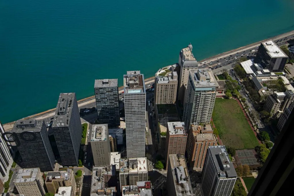 Vista urbana de los barrios del norte de Chicago con espacios culturales, comercio local y desarrollo urbano