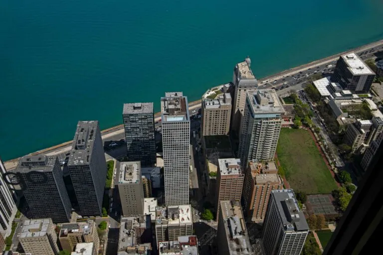 Vista urbana de los barrios del norte de Chicago con espacios culturales, comercio local y desarrollo urbano