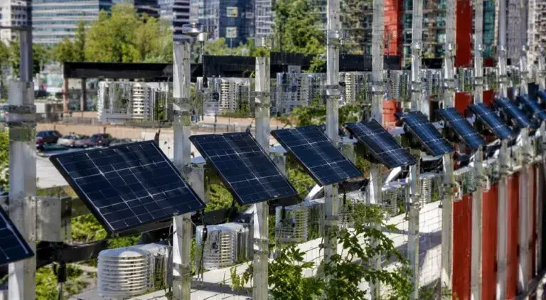 Tecnología ambiental en Chicago con monitores que miden la calidad del aire para fortalecer la salud pública.