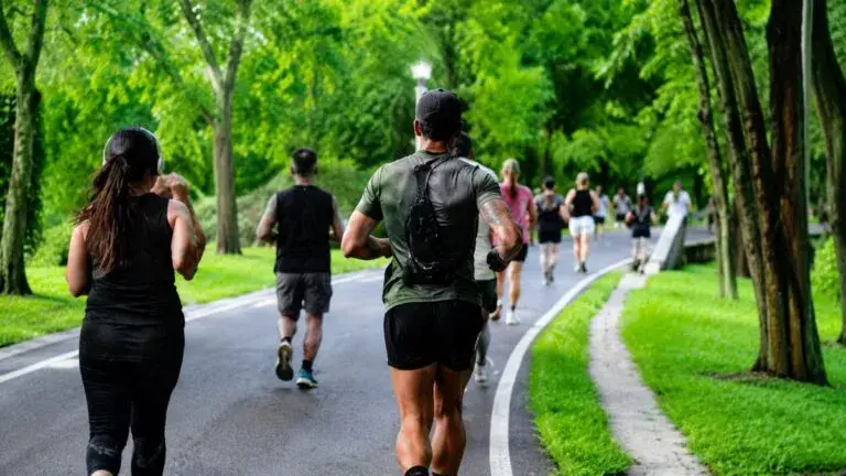 Corredores LGBTQ+ Chicago participan en una carrera comunitaria que impulsa inclusión, bienestar y apoyo en la ciudad.