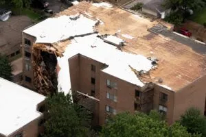 Tormentas en Chicago destruyen parte del techo de un edificio residencial en Mount Prospect y provocan evacuaciones