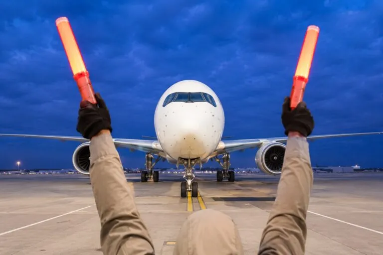Avión de EgyptAir en el Aeropuerto O'Hare durante el inicio del primer vuelo directo entre Chicago y El Cairo, fortaleciendo la conectividad internacional.