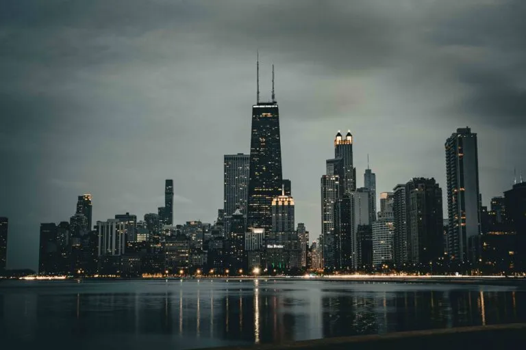 Clima en Chicago con temperaturas cercanas a 28 grados y ambiente cálido durante el fin de semana