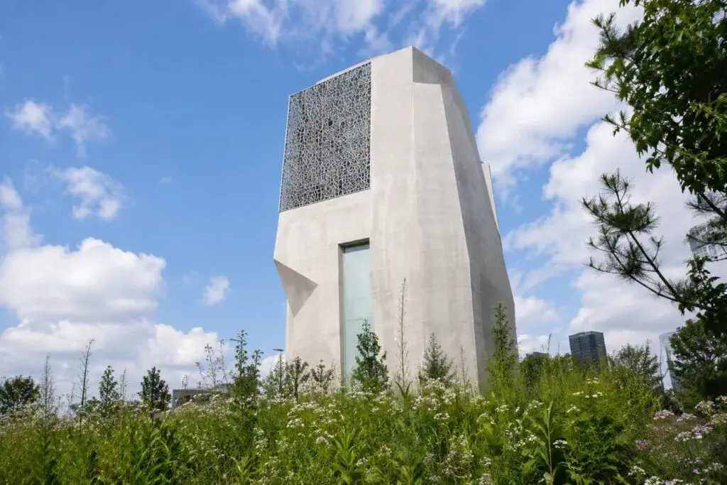 Museo Obama Center en Chicago con visitantes recorriendo el nuevo complejo cultural y educativo.