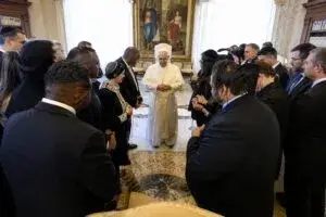 Papa León XIV recibe una kipá White Sox en un encuentro que destaca el diálogo interreligioso entre líderes de Chicago